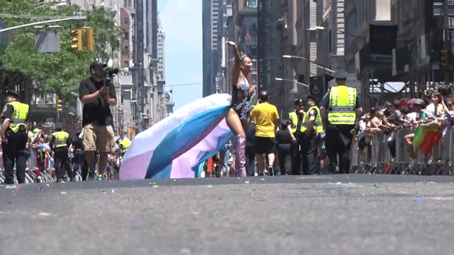 ニューヨークで「LGBTQ」などの権利向上を訴える世界最大規模のパレード